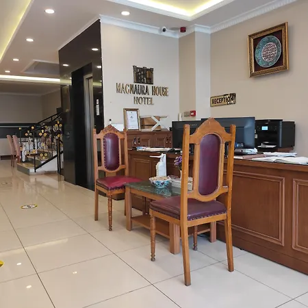 מלון Magnaura House 3*