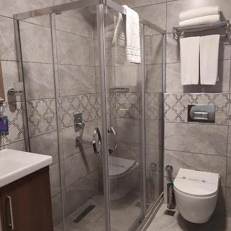 מלון Magnaura House 3*